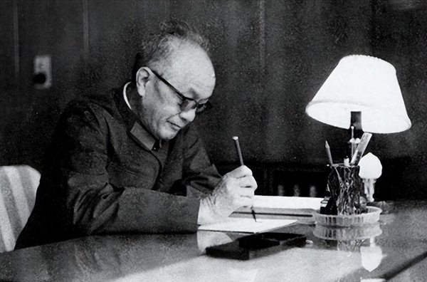 91微操盘 开国大将让他负责警卫，他却让哨兵去睡觉，半夜日寇偷偷摸了上来